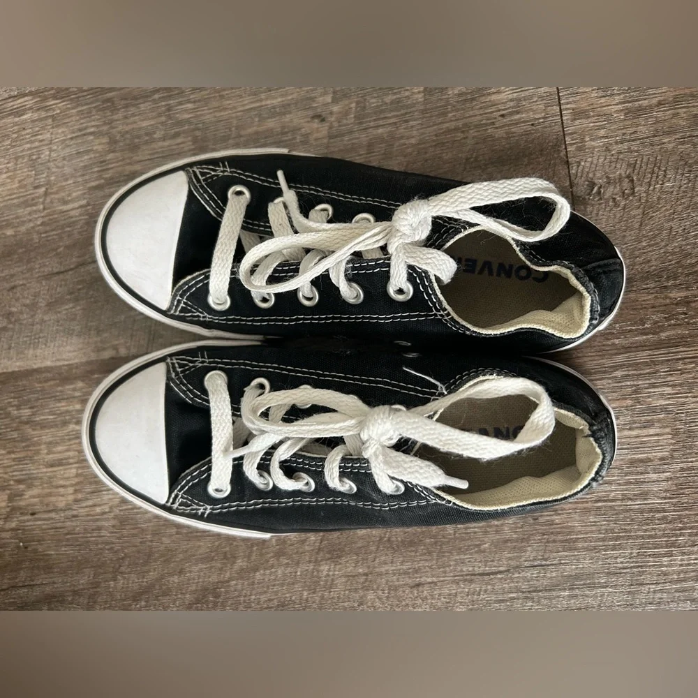 🌸 $10 SALE 🌸 Converse Kids Black Sneakers